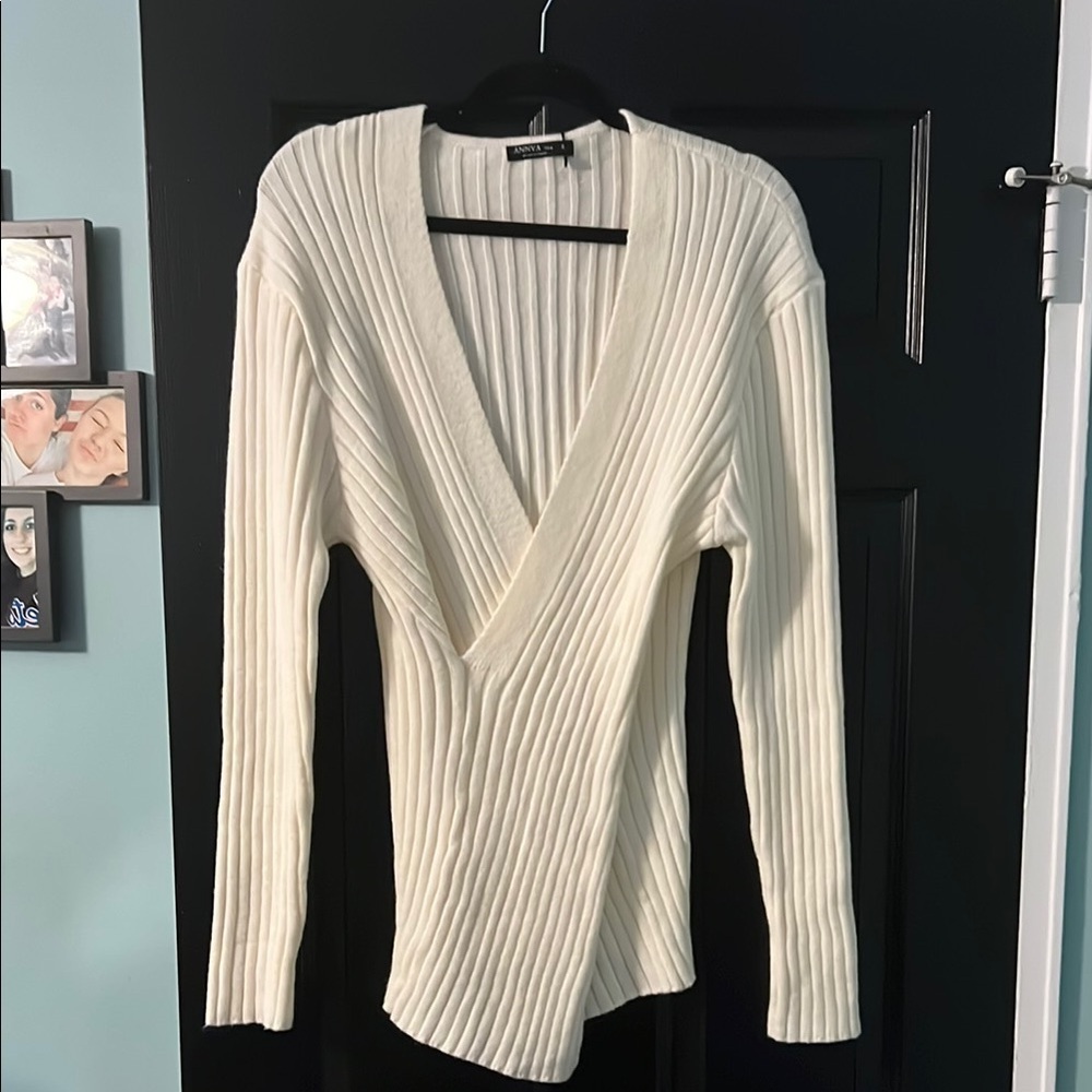 NEW Elegant White V-Neck Sweater Size L